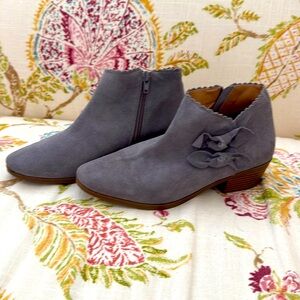 Jack Rogers Kali Suede Ankle bow Booties in a beautiful Dove Gray 7M
